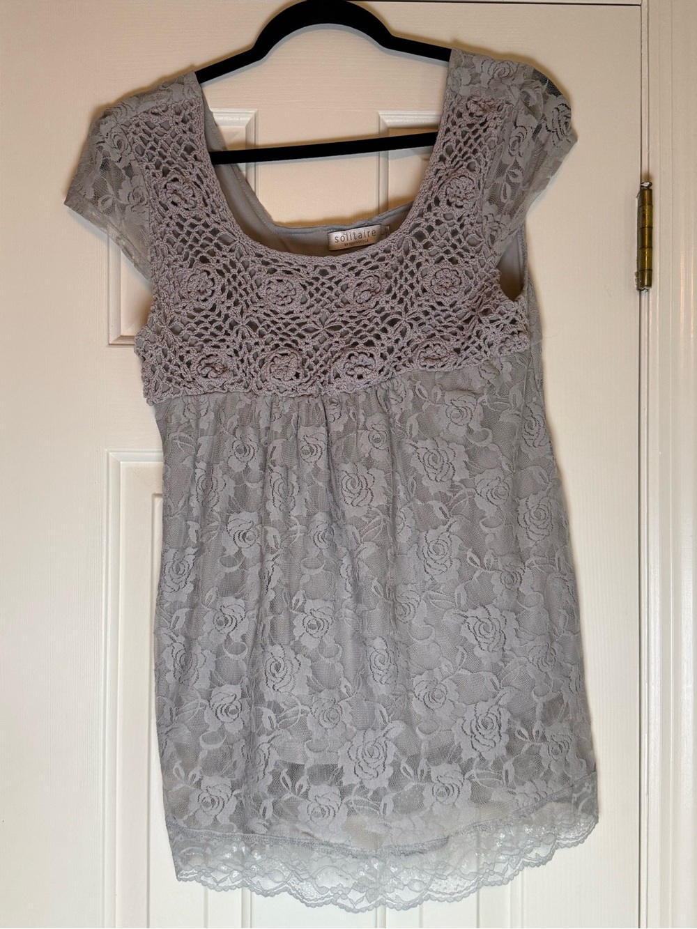 Used Solitaire Lace Crochet Cap-Sleeve Top in Light Gray